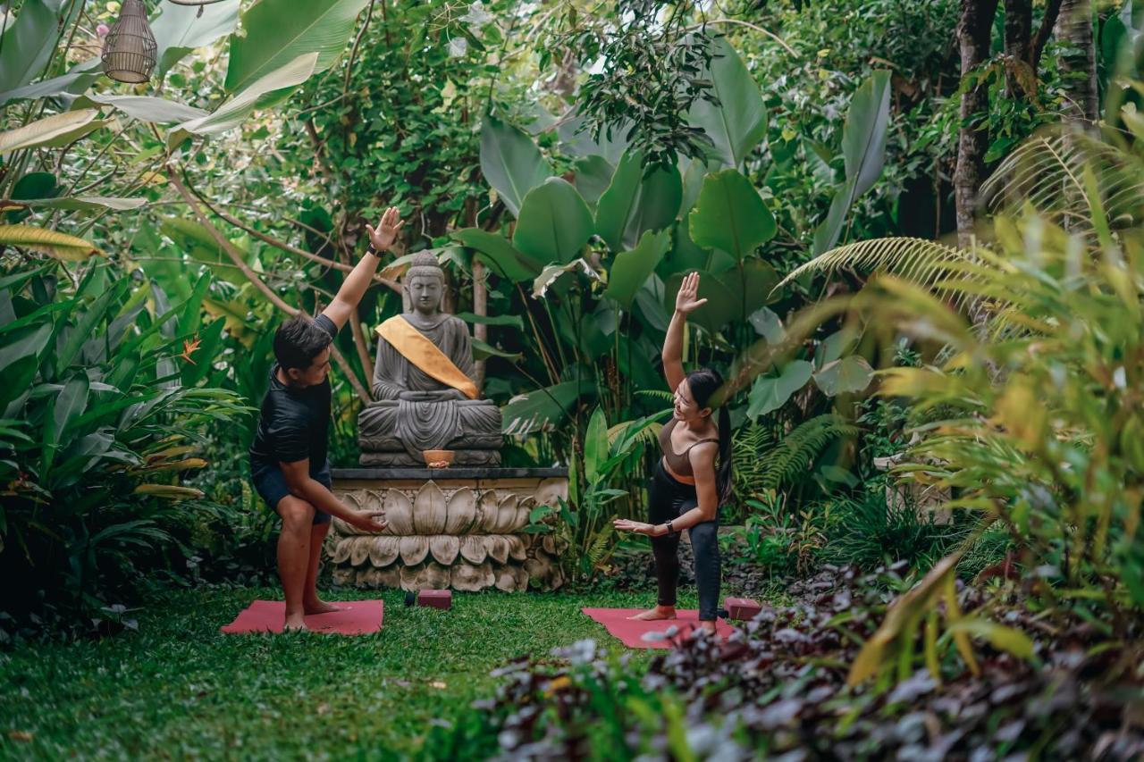อูบุด นยูห์ บาหลี รีสอร์ต แอนด์ สปา Hotel ภายนอก รูปภาพ A yoga teacher training a student in Bali, Indonesia