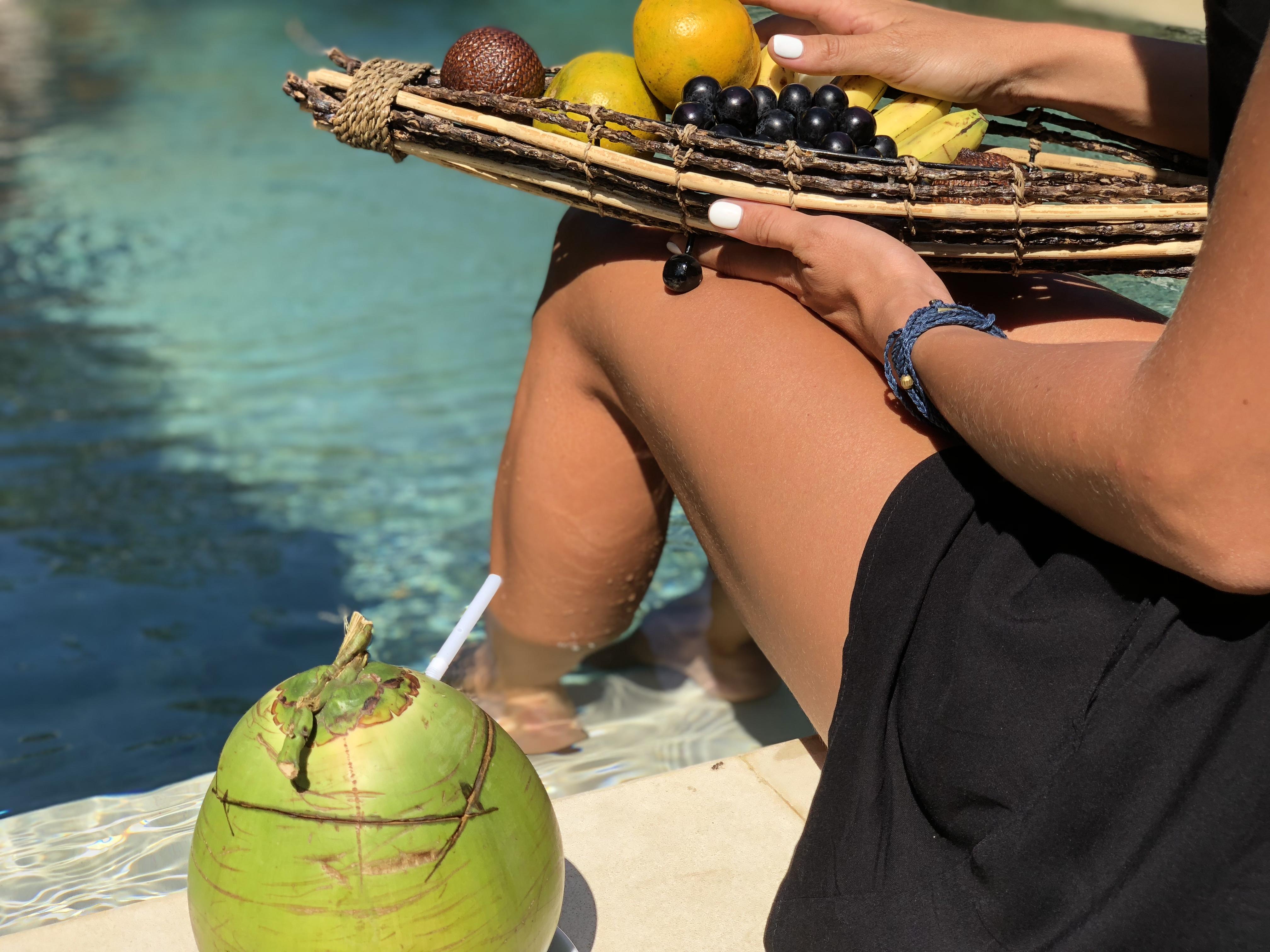 อูบุด นยูห์ บาหลี รีสอร์ต แอนด์ สปา Hotel ภายนอก รูปภาพ A coconut drink
