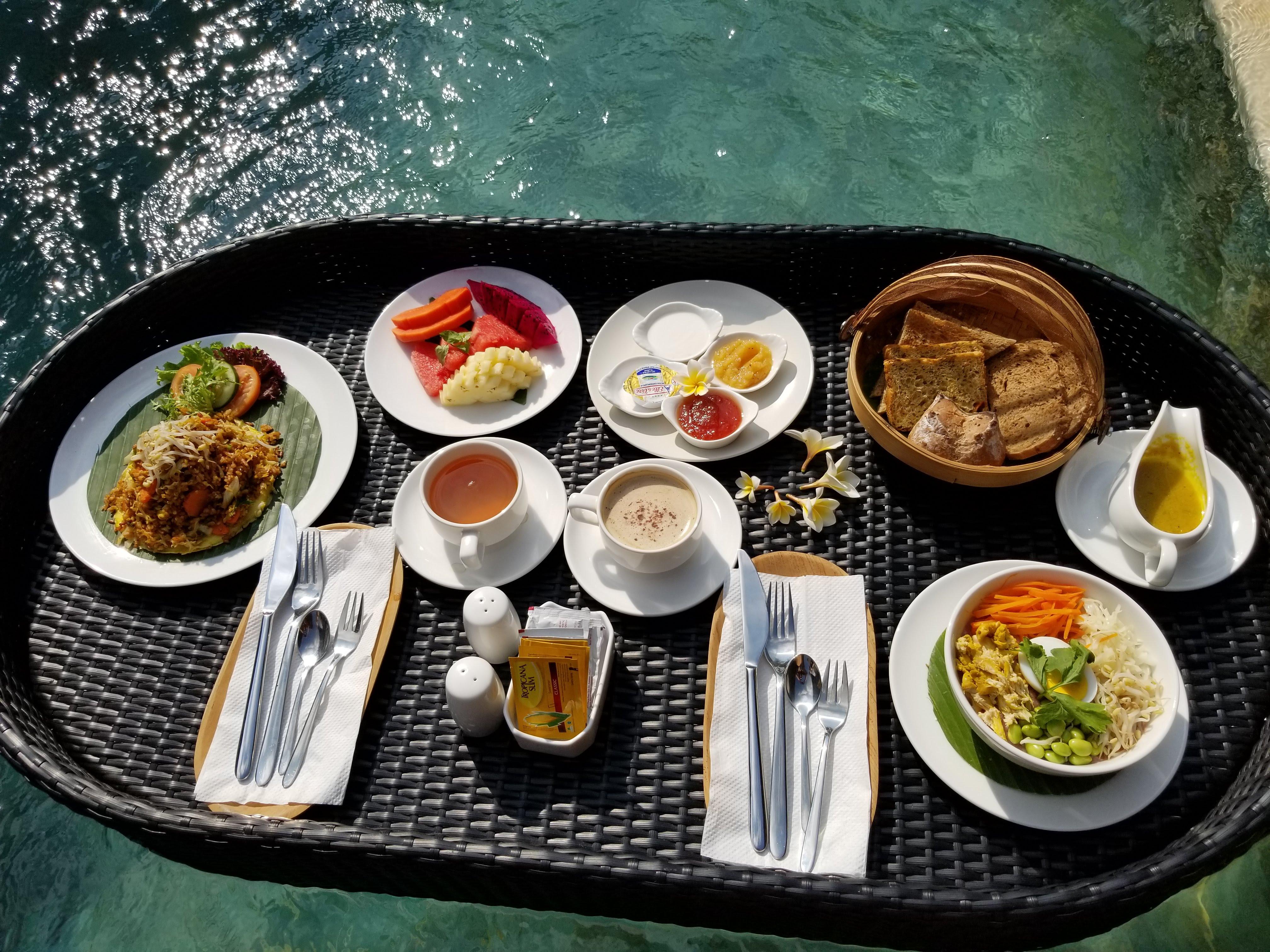 อูบุด นยูห์ บาหลี รีสอร์ต แอนด์ สปา Hotel ภายนอก รูปภาพ A floating breakfast at a resort in Bali, Indonesia