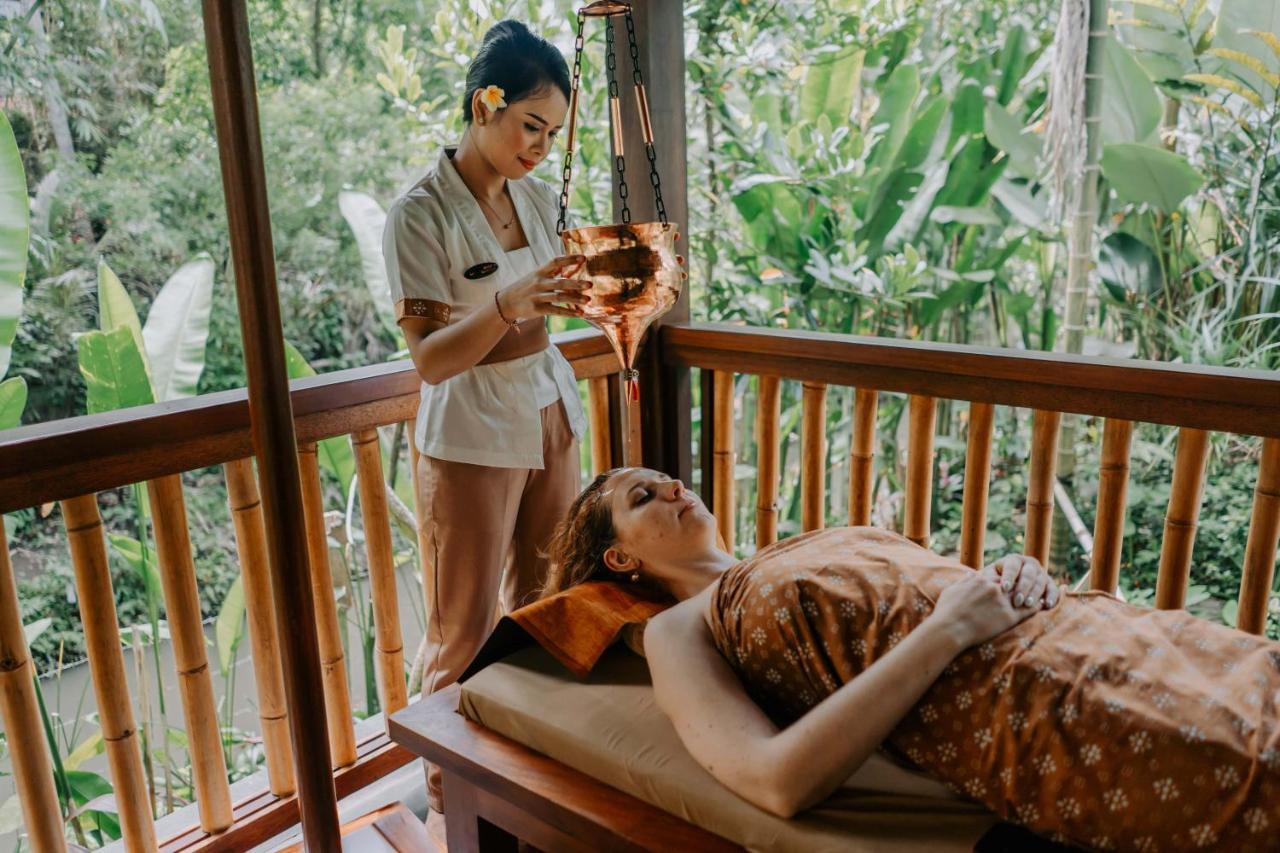 อูบุด นยูห์ บาหลี รีสอร์ต แอนด์ สปา Hotel ภายนอก รูปภาพ A woman receiving a spa treatment