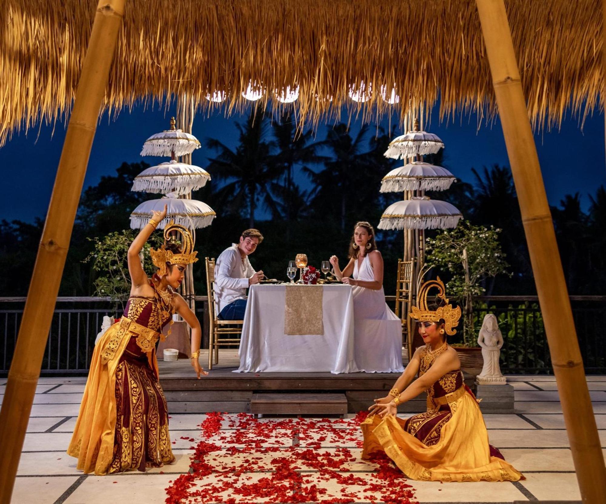 อูบุด นยูห์ บาหลี รีสอร์ต แอนด์ สปา Hotel ภายนอก รูปภาพ A traditional Balinese dinner