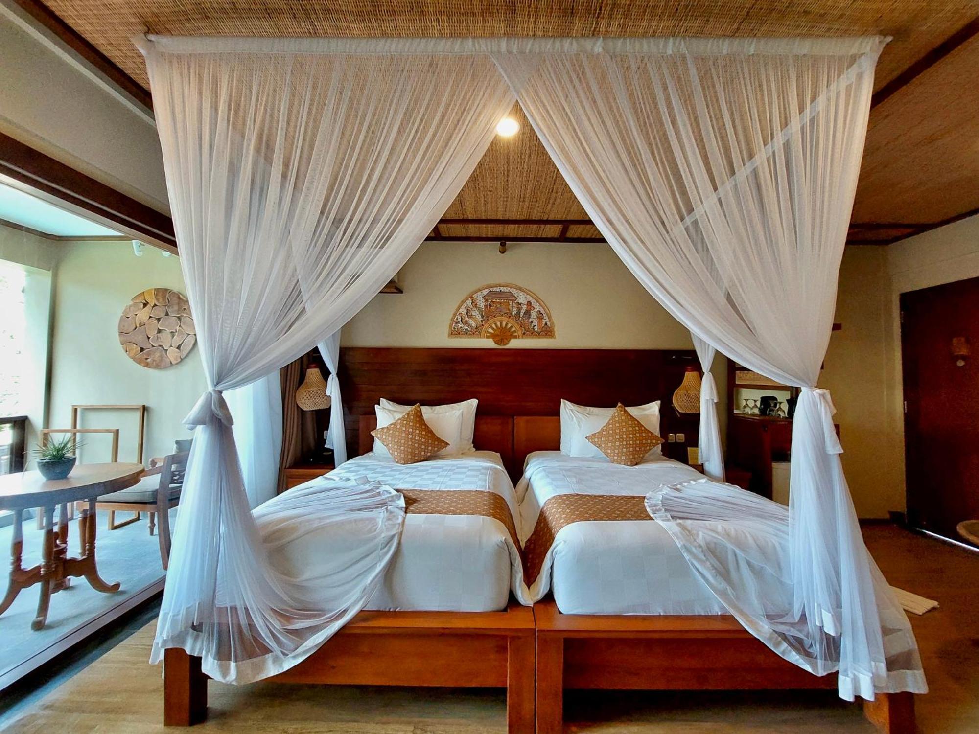 อูบุด นยูห์ บาหลี รีสอร์ต แอนด์ สปา Hotel ภายนอก รูปภาพ A mosquito net over a bed
