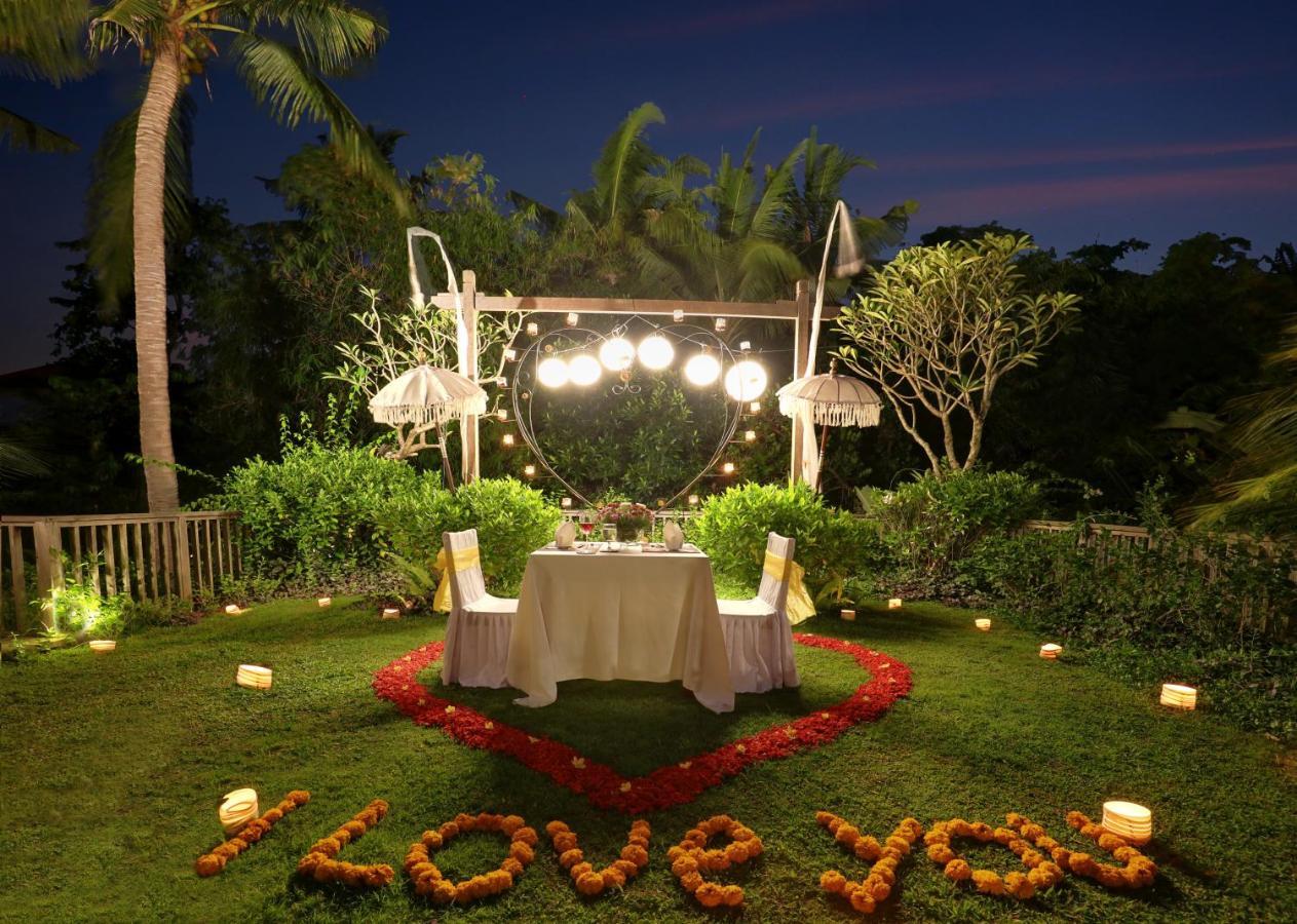 อูบุด นยูห์ บาหลี รีสอร์ต แอนด์ สปา Hotel ภายนอก รูปภาพ A romantic dinner at a resort in Bali, Indonesia