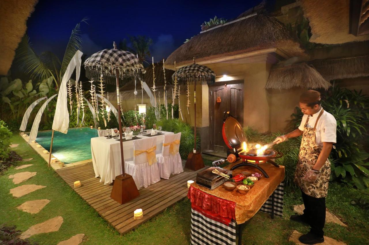 อูบุด นยูห์ บาหลี รีสอร์ต แอนด์ สปา Hotel ภายนอก รูปภาพ A chef prepares a meal at a resort in Bali, Indonesia.